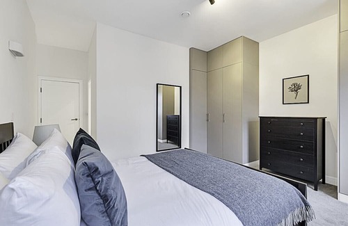 Turnham Green Apartment | Sunny 2-Bed Flat in Chiswick