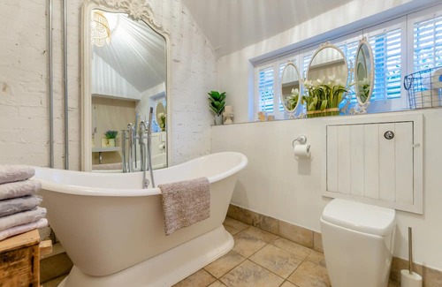 Leicester Cottage | A stunning 16th Century Cottage surrounded by a beautiful landscaped garden in the fabulous rural Le