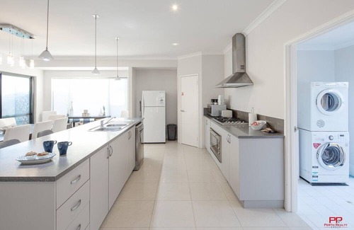 Dawesville House | Beautiful Spacious Beach House - Next to the Cut