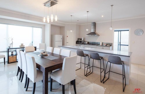 Dawesville House | Beautiful Spacious Beach House - Next to the Cut