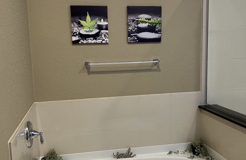 West Bloomington Condo | Poolside Paradise near Mall of America & MSP