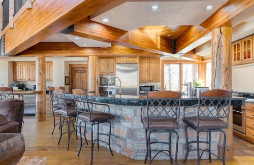 Bouvet Island Villa | Topaz Estate by AvantStay | Luxe Home, Pool + View