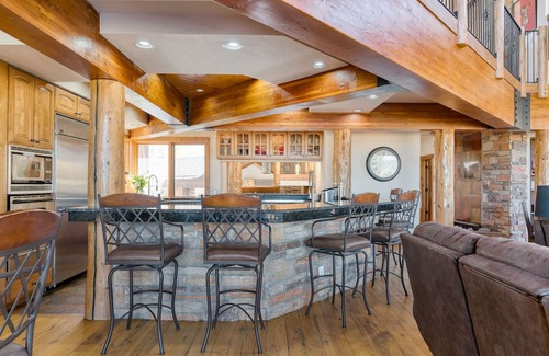 Bouvet Island Villa | Topaz Estate by AvantStay | Luxe Home, Pool + View