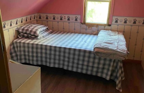 Courtice House | Cottage in the city, 4 acres with walking trails