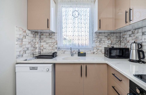 Osmangazi Apartment | Huge Flat w Balcony Near Grand Mosque in Osmangazi