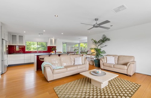 Sunshine Beach House | 350m to ocean | 600m to shops/restaurants | 2 BR | 2.5 bath | A/C | Wi-Fi