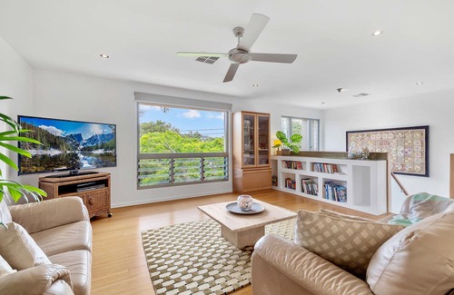 Sunshine Beach House | 350m to ocean | 600m to shops/restaurants | 2 BR | 2.5 bath | A/C | Wi-Fi