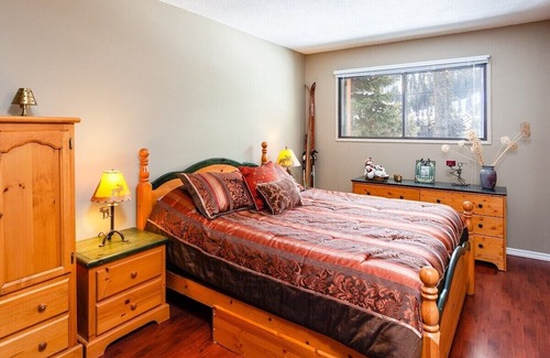 Okanagan-Similkameen Condo | Cozy Pine Retreat *Ski In/Ski Out* Mountain View