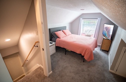 Rosedale House | Cozy Updated Ranch Near KU+Westport