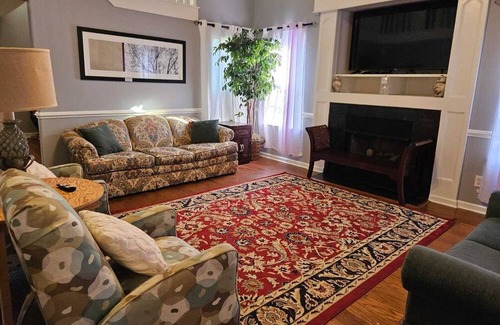 Olive Branch House | Spacious, State Line, Private Pool with king Beds