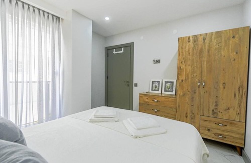 Muratpasa House | Gorgeous Hideaway with Balcony 10 min to Beach