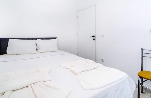 Turgutreis City Center Apartment | Chic Flat w Terrace 3 min to Beach in Bodrum