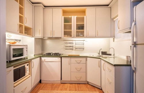 Karsiyaka Apartment | Sleek Flat with Sea View Balcony 2 min to Coast