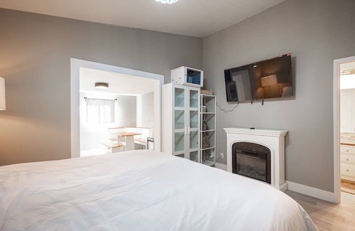 Paradise Apartment | Cozy Unique King Studio With Breakfast Nook - Close To The Las Vegas Strip