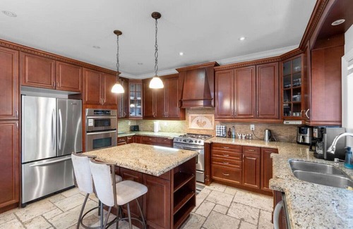 Alderwood House | 4BR - 10 Min to Downtown & Airport - Gym/Pool Table