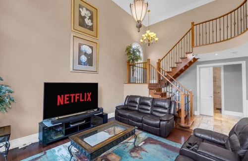 Alderwood House | 4BR - 10 Min to Downtown & Airport - Gym/Pool Table