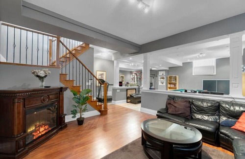 Alderwood House | 4BR - 10 Min to Downtown & Airport - Gym/Pool Table