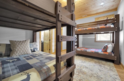Banner Elk House | NEW! Sleeps 10, Hot Tub, Grandfather Mountain views, minutes to ski resorts!