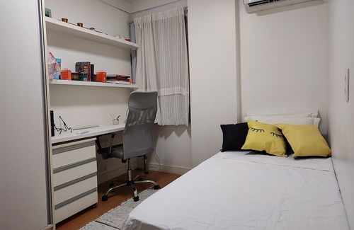 Jardim da Penha Cabin | Quarto e Banheiro Privativos com Garagem em Apartamento em Jardim da Penha