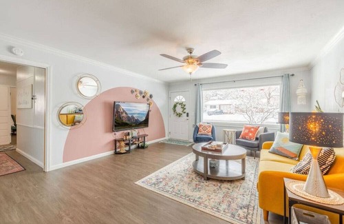 Ogden House | Colors of Utah 4 BD | Upstairs Apt | Comfortable
