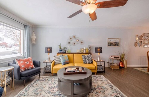 Ogden House | Colors of Utah 4 BD | Upstairs Apt | Comfortable