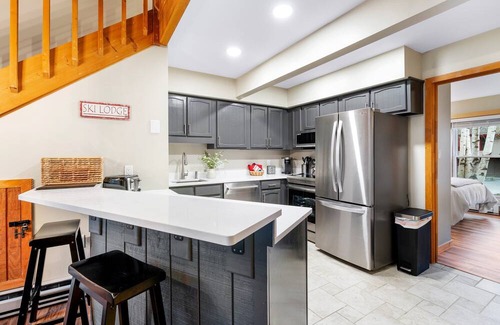 Lincoln House | Fireplace - Pool - Bunk Beds - Steps to Downtown!