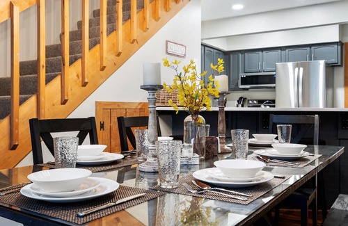 Lincoln House | Fireplace - Pool - Bunk Beds - Steps to Downtown!