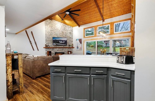 Lincoln House | Fireplace - Pool - Bunk Beds - Steps to Downtown!
