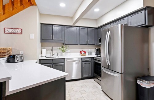 Lincoln House | Fireplace - Pool - Bunk Beds - Steps to Downtown!