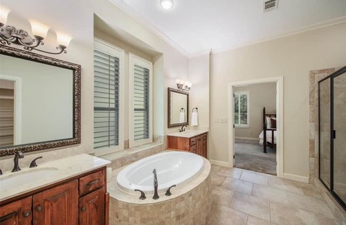 Grapevine House | Historic Grapevine 3-bedroom house 4 minutes walk from Historic main street.