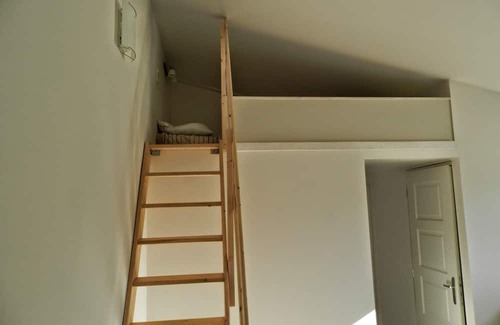 Avignon Cabin | Apartment, free parking and Avignon outdoor courtyard.