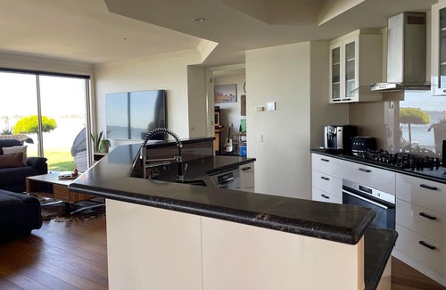 Mulwala House | Luxury Lakeviews - The Lake House Mulwala