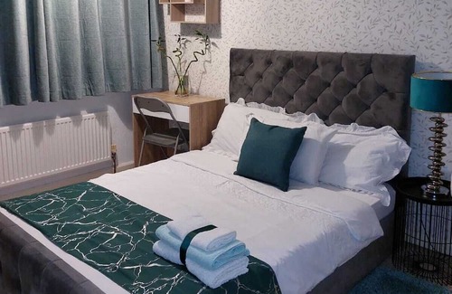 Chapeltown House | Remarkable 3-Bed House in Leeds