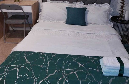 Chapeltown House | Remarkable 3-Bed House in Leeds