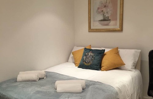 St. Pancras House | (121) Comfort 5 Bedroom House in Euston, Central London - up to 11