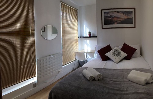 St. Pancras House | (121) Comfort 5 Bedroom House in Euston, Central London - up to 11