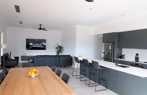 Monash House | River access, bush views, newly renovated house, 5 minutes to town.