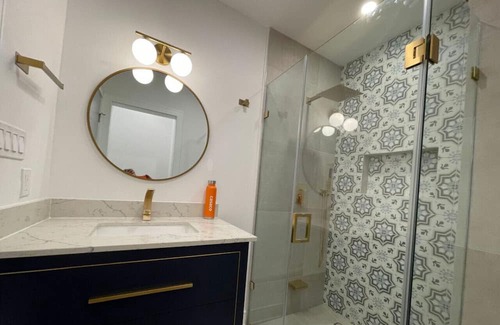 Etobicoke House | Experience Modern Elegance & Connectivity in Our Etobicoke Retreat