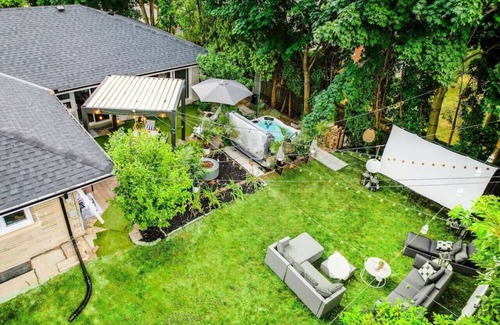 Etobicoke House | Experience Modern Elegance & Connectivity in Our Etobicoke Retreat