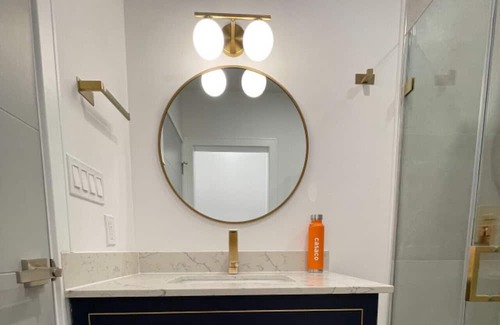 Etobicoke House | Experience Modern Elegance & Connectivity in Our Etobicoke Retreat