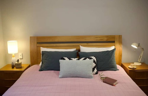 Adelaide Cabin | Spacious and luxurious mid-century home. Huge family backyard- eco-friendly!