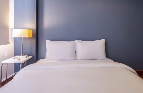 Maltepe Apartment | Sleek Flat near Public Transportation in Maltepe