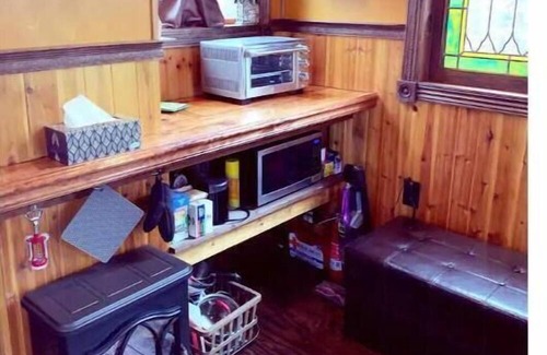 Cassville Apartment | The Getaway Treehouse & Jacuzzi Bath House