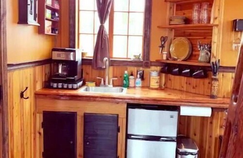 Cassville Apartment | The Getaway Treehouse & Jacuzzi Bath House