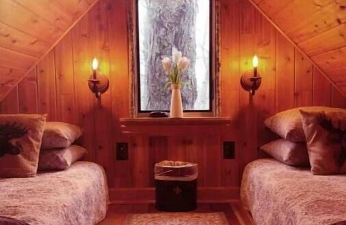 Cassville Apartment | The Getaway Treehouse & Jacuzzi Bath House