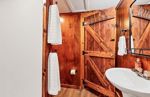 Tallassee Cabin | Becky’s hideaway nestled next to the great smoky mountains national park.