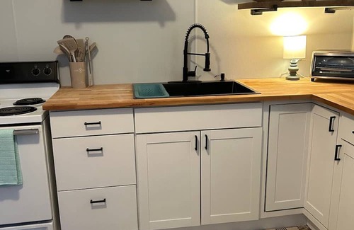 Charlotte Park House | 2 bed 1 bath in Charlotte Park, West Nashville. Pet Friendly!