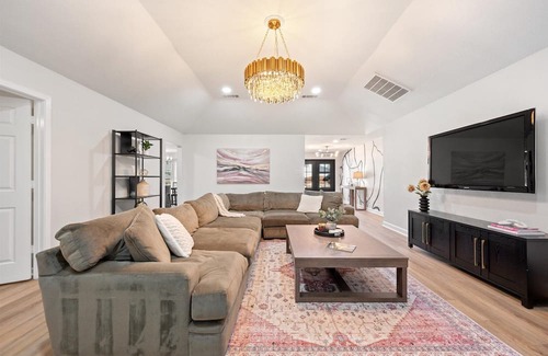 Grapevine House | A designer's dream, incredible location, spacious and cozy!