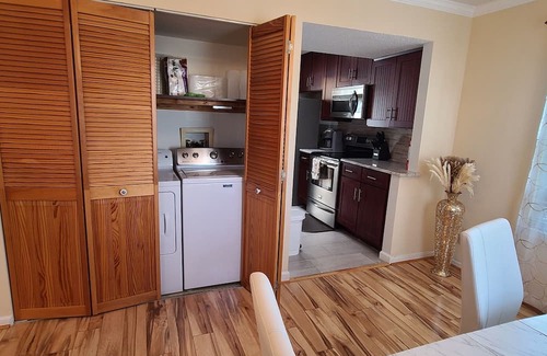 Franconia House | Enjoy your charming townhouse in the heart of Alexandria, 70' TV, wife, Fkitchen