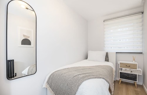 Goresbrook Apartment | Well presented and stylish 2 bedroom apartment close to Station. Free Parking!